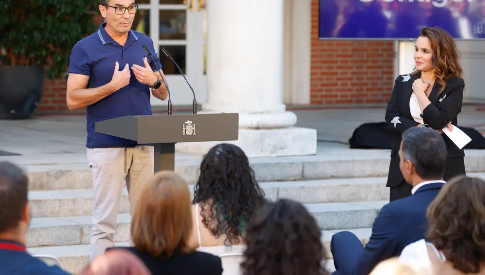 MADRID, 05/09/2022.- Rafael Nogués, catedrático de Educación Físisca, interviene en el acto de apertura del curso político que el presidente del Gobierno, Pedro Sánchez, ha realizado estes lunes desde el Palacio de la Moncloa, y en el que Sánchez atenderá las peticiones e inquietudes de un grupo de ciudadanos escogidos entre los 250.000 españoles que le han dirigido quejas, preguntas o sugerencias desde que ocupa la jefatura del Ejecutivo, en un acto público de formato innovador. A la derecha, la presentadora del acto, la periodista Carme Chaparro. EFE/ Juan Carlos Hidalgo