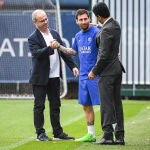 Messi, durante un entrenamiento con el presidente del PSG, Nasser Al-Khelaïfi, y el encargado del proyecto deportivo, Luis Campos