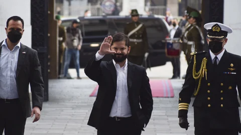 El presidente chileno, Gabriel Boric, llega al Palacio de La Moneda en Santiago de Chile