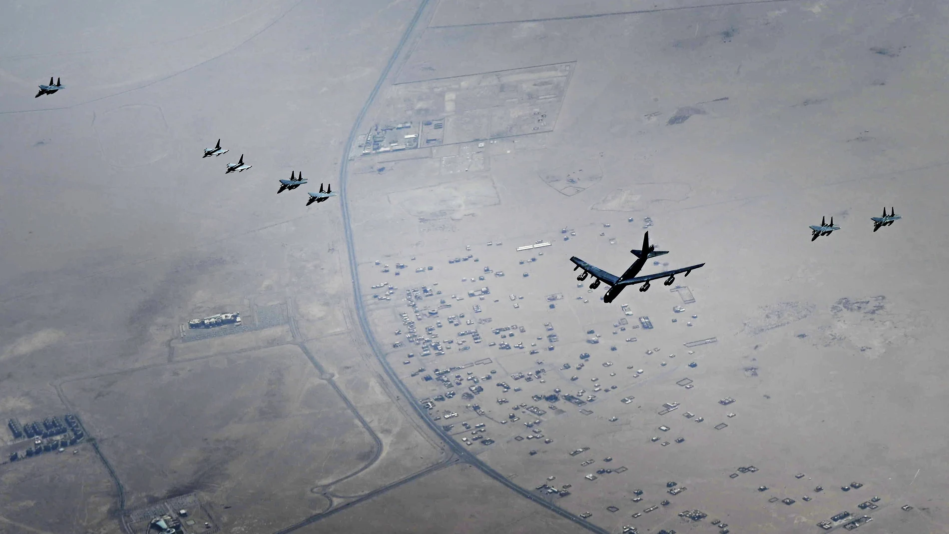 Foto de la Fuerza Aérea de Estados Unidos en la que se muestra un B-52H Stratofortress asignado al 5º Ala de Bombas, Base de la Fuerza Aérea de Minot, Dakota del Norte, volando sobre Oriente Medio el domingo 4 de septiembre