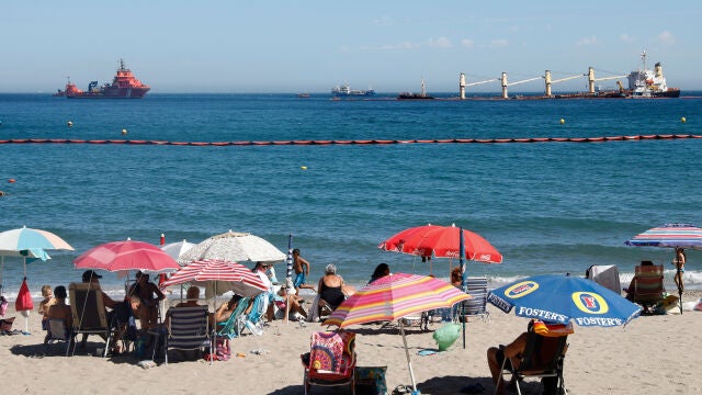 Bañistas en la playa de la Caleta