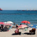 Bañistas en la playa de la Caleta