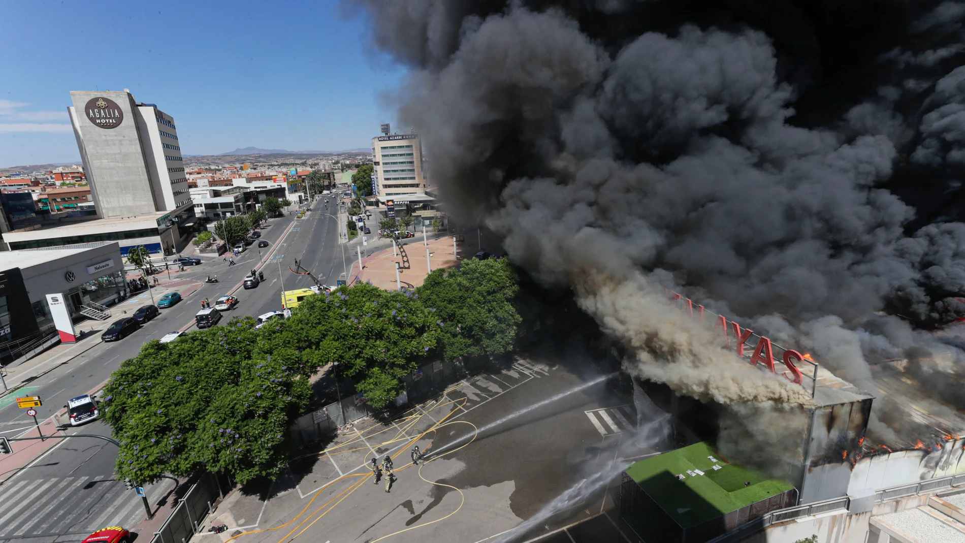 Más de una veintena de bomberos con cinco vehículos han trabajado en el incendio