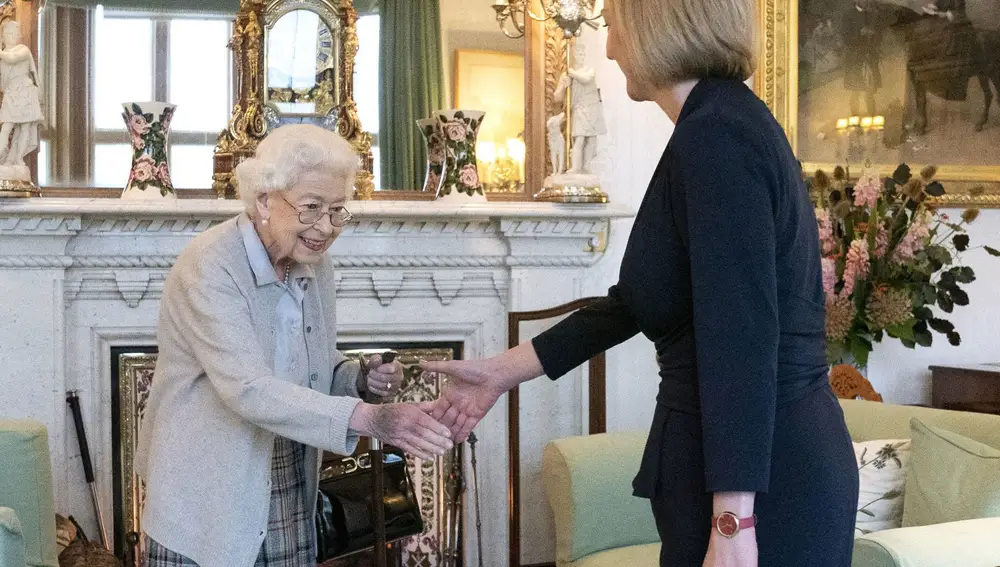 Liz Truss es recibida por la reina Isabel II en el castillo escocés de Balmoral