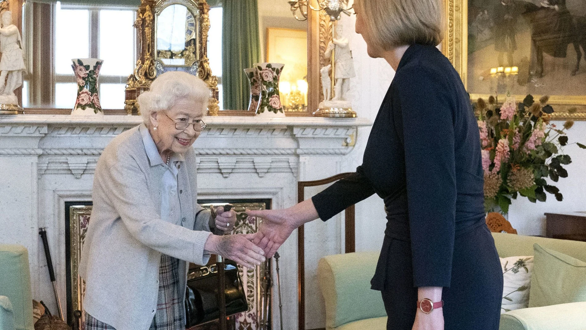 Liz Truss es recibida por la reina Isabel II en el castillo escocés de Balmoral