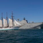 El buque escuela "Juan Sebastián Elcano", con el rey Felipe VI a bordo, junto al buque anfibio portaeronaves "Juan Carlos I" en aguas de Sanlúcar de Barrameda (Cádiz) durante la revista naval. EFE/ Román Ríos