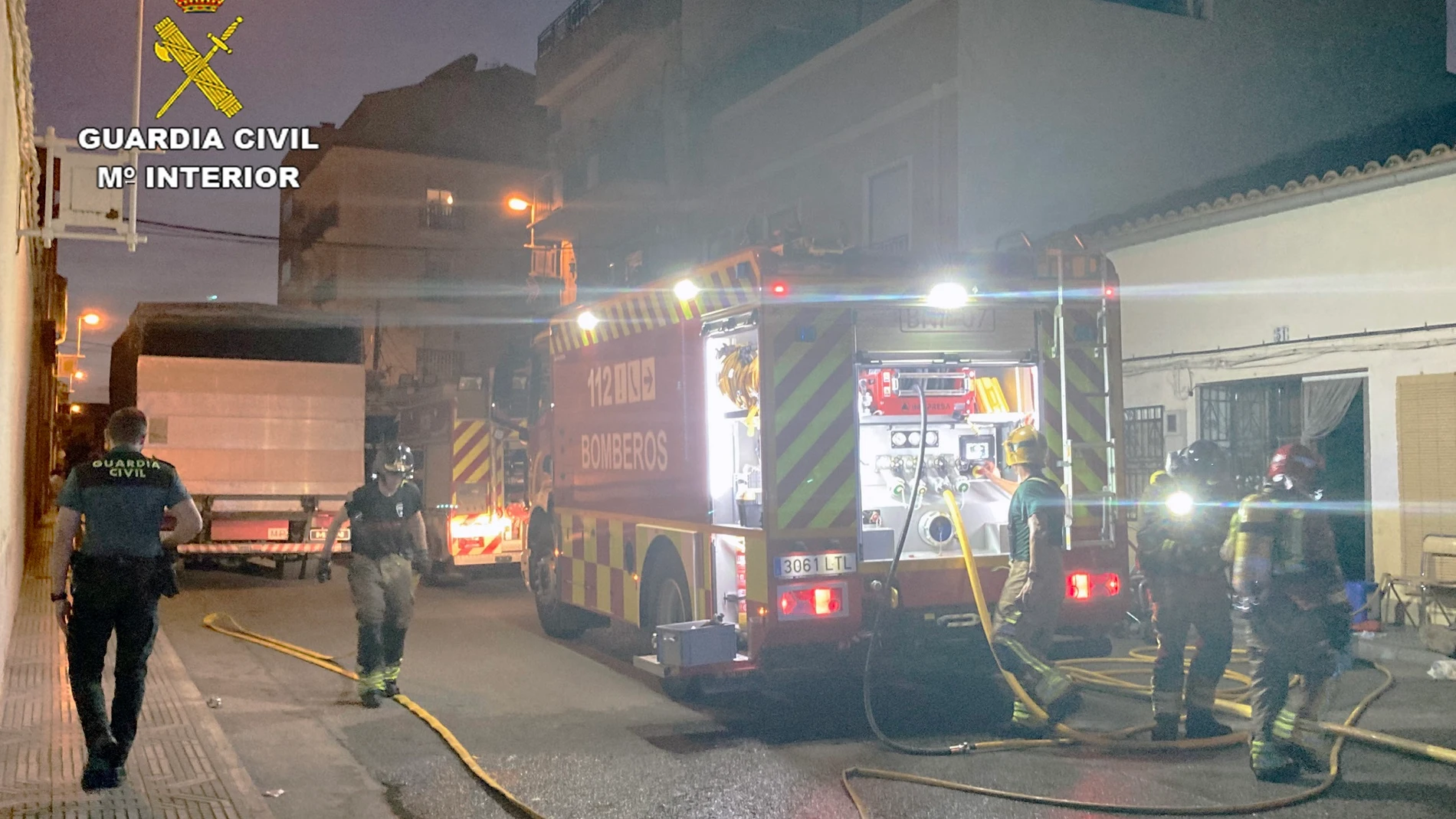Agentes de la Guardia Civil rescatan a un hombre que trataba de sofocar un incendio originado en su vivienda, en el término municipal de Jumilla (Murcia)