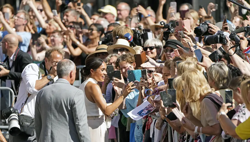 La duquesa de Sussex se fotografía con los fans