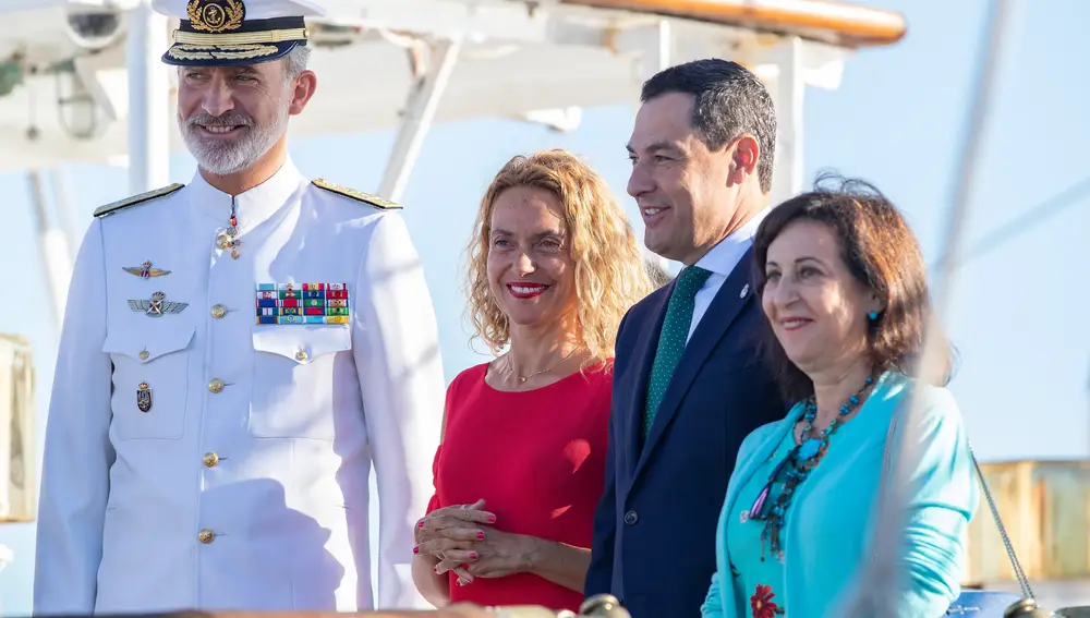 El rey Felipe VI, la presidenta del Congreso, Meritxell Batet, el presidente andaluz, Juanma Moreno, y la ministra de Defensa, Margarita Robles. EFE/ Román Ríos POOL