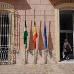 Banderas a media asta y con un crespón negro, este martes en el Ayuntamiento de Carboneras