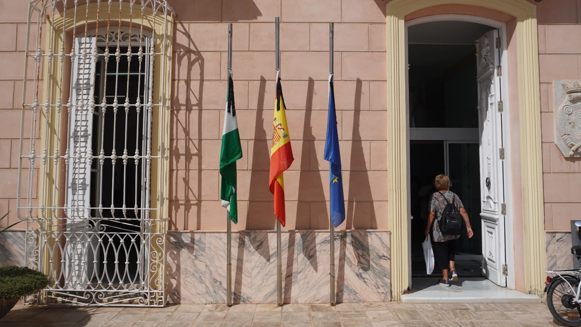 Banderas a media asta y con un crespón negro, este martes en el Ayuntamiento de Carboneras