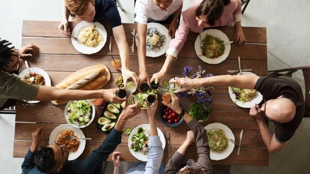 La combinación de café y copa de las sobremesas españolas son peligrosas para la salud