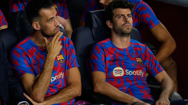 Los jugadores del FC Barcelona, el centrocampista Sergio Busquets (i) y el defensa Gerard Piqué (d) atraviesan su peor momento como culés