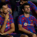 Los jugadores del FC Barcelona, el centrocampista Sergio Busquets (i) y el defensa Gerard Piqué (d) atraviesan su peor momento como culés