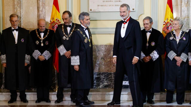 Felipe VI, junto al presidente del Tribunal Supremo y del CGPJ, Carlos Lesmes, en el acto de apertura del nuevo año judicial
