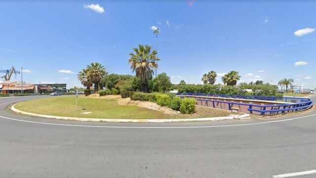 El cadáver estaba en esta rotonda de entrada a Huelva desde el puente del Odiel