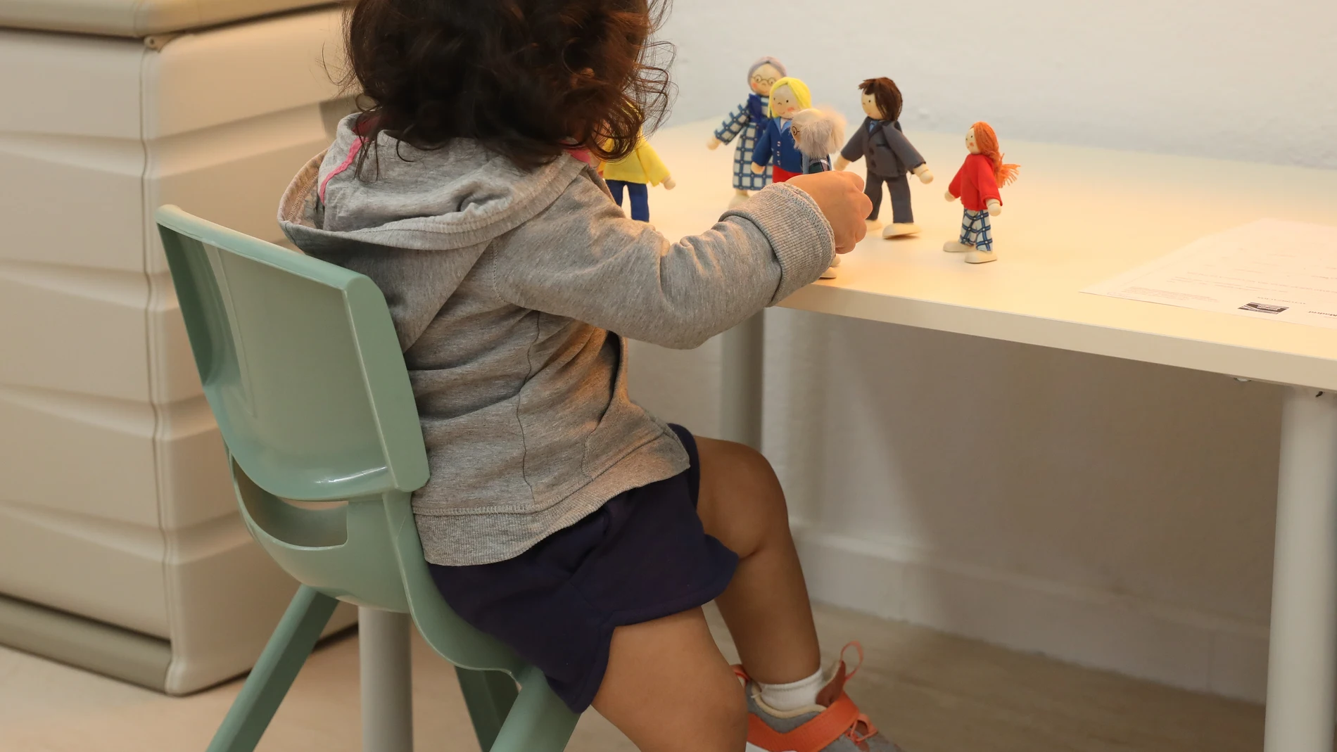 Una niña con juguetes en un aula de 0 a 3 años del colegio CEIP Hernán Cortés de Madrid, durante el primer día de comienzo del curso escolar, el 7 de septiembre