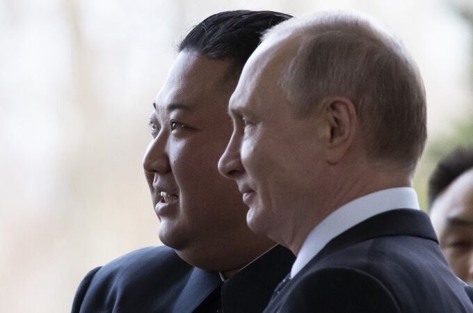 El presidente ruso, Vladimir Putin, a la derecha, y el líder de Corea del Norte, Kim Jong Un, posan para una foto antes de sus conversaciones en Vladivostok, Rusia