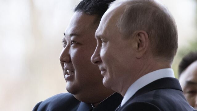El presidente ruso, Vladimir Putin, a la derecha, y el líder de Corea del Norte, Kim Jong Un, posan para una foto antes de sus conversaciones en Vladivostok, Rusia