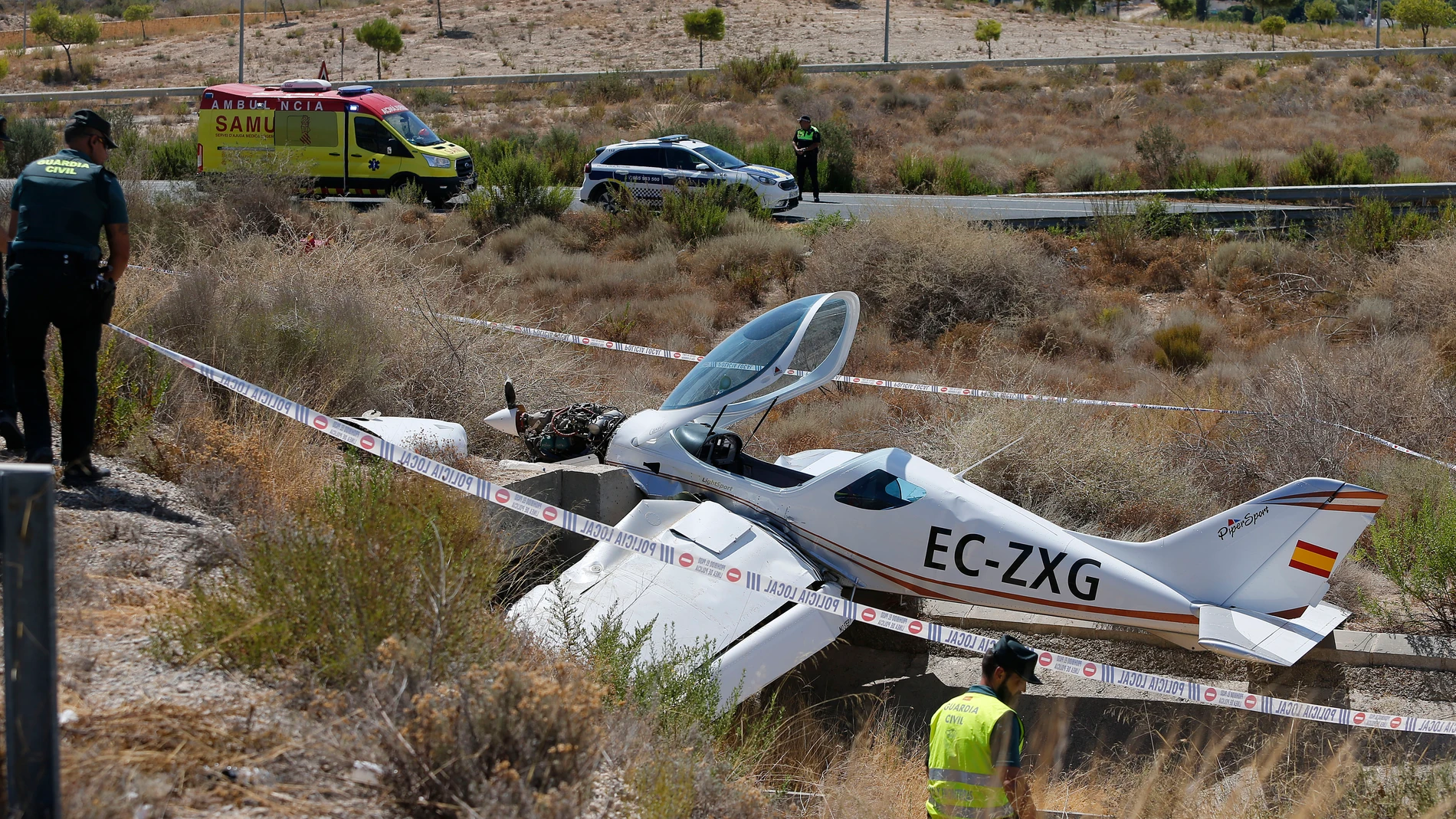 El piloto de una avioneta se encuentra consciente tras el accidente de este avión ligero cerca del aeródromo de Mutxamel (Alicante)