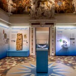 La sala principal de la exposición "Non si farà mai più tal viaggio" con el manuscrito del cronista Pigafetta como protagonista. Gallerie d'Italia, Vicenza
