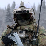 Un soldado con la cuarta versión del dispositivo IVAS durante unas pruebas en Alaska.