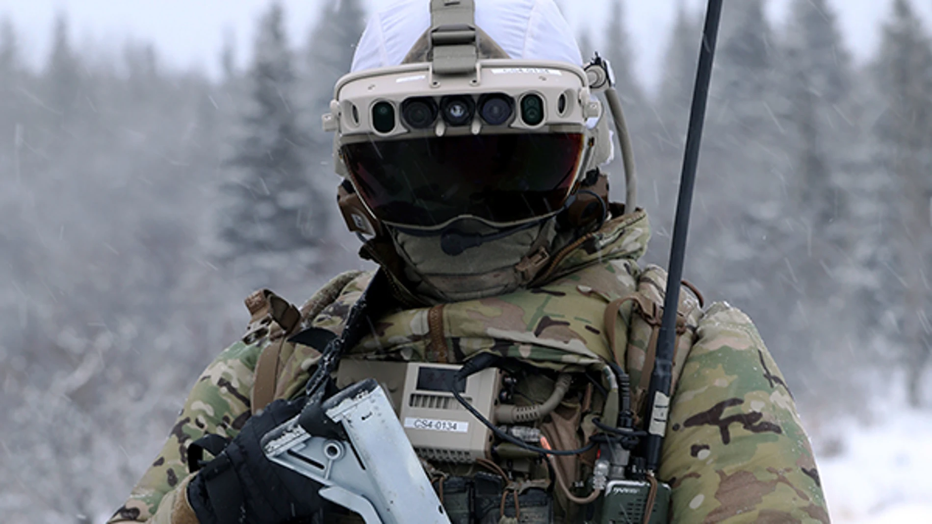 Un soldado con la cuarta versión del dispositivo IVAS durante unas pruebas en Alaska.