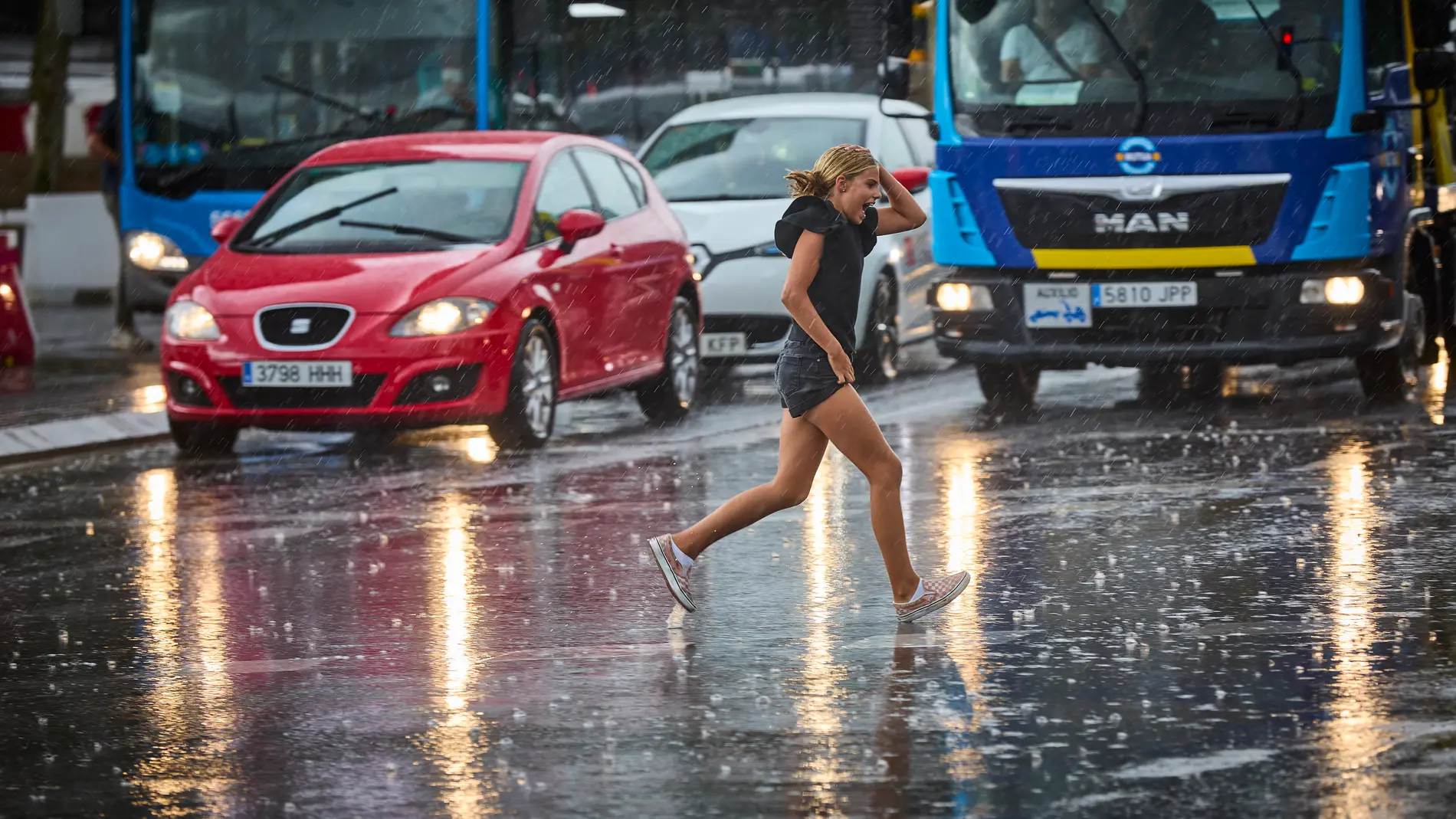 Varias personas se protegen de la lluvia en Madrid