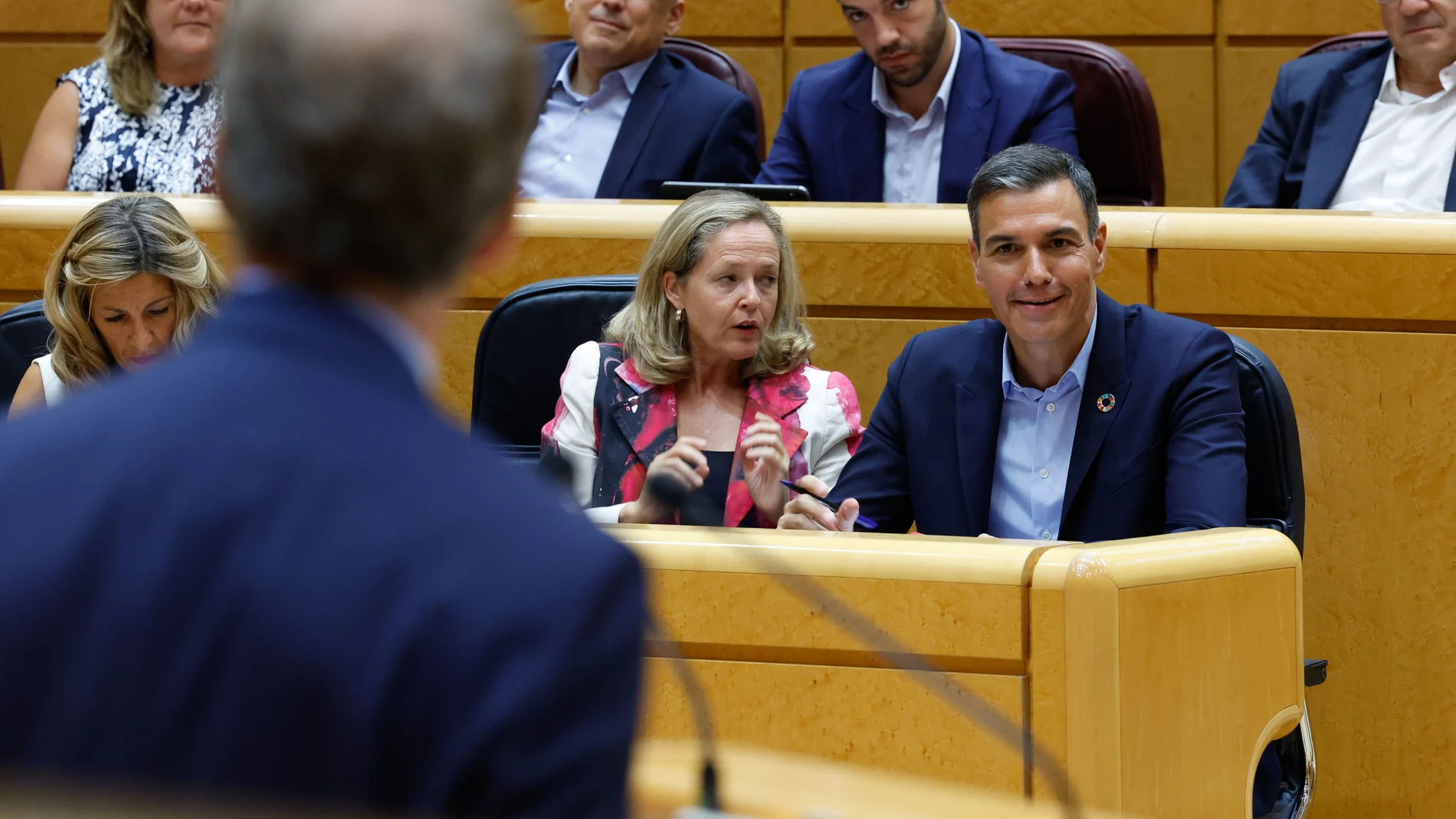 El presidente del Gobierno, Pedro Sánchez (d), y la vicepresidenta primera y ministra de Asuntos Económicos y Transformación Digital, Nadia Calviño (c), escuchan la intervención del líder del PP, Alberto Núñez Feijóo, en el Senado