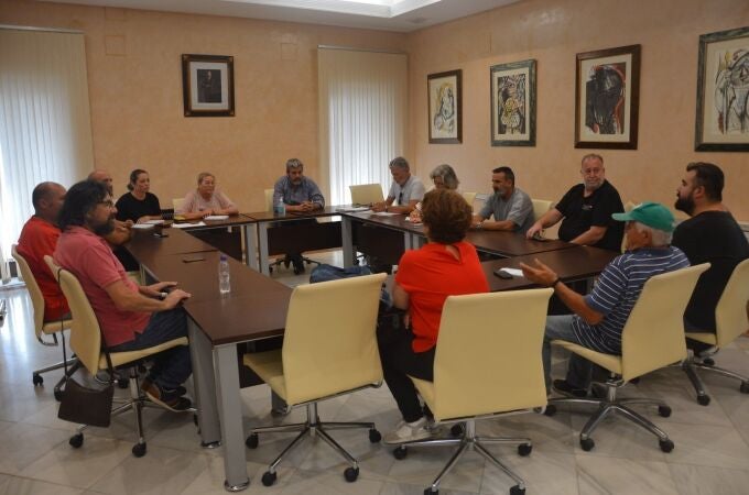 Representantes del Ayuntamiento de Almonte y del comité de empresa, en su reunión de este miércoles