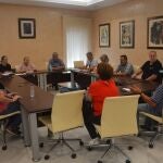 Representantes del Ayuntamiento de Almonte y del comité de empresa, en su reunión de este miércoles