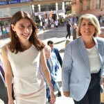 La ministra de Justicia, Pilar Llop (i), a su llegada a una reunión con la alcaldesa de Cartagena, Noelia Arroyo, en el Ayuntamiento de Cartagena