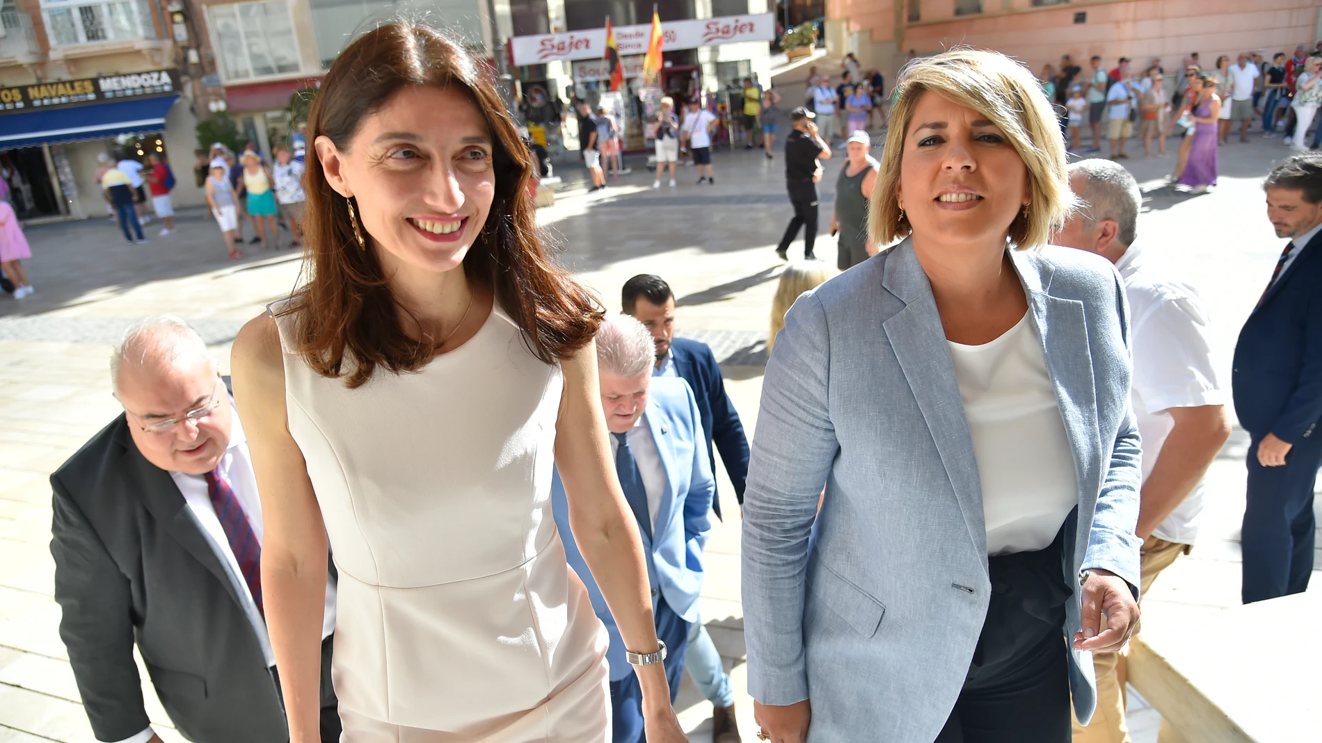 La ministra de Justicia, Pilar Llop (i), a su llegada a una reunión con la alcaldesa de Cartagena, Noelia Arroyo, en el Ayuntamiento de Cartagena