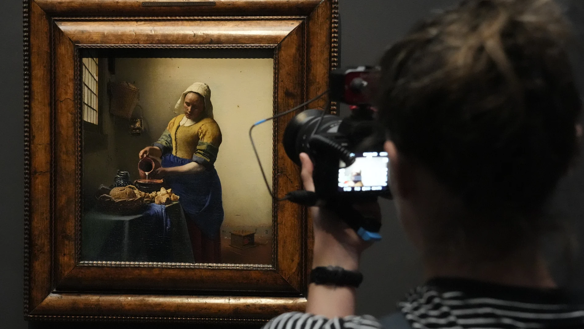 Hallan un boceto oculto tras “La lechera” de Vermeer