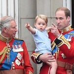 El Príncipe Carlos, su nieto el Príncipe Jorge y su hijo el Príncipe Guillermo, el Duque de Cambridge en el balcón del Palacio de Buckingham