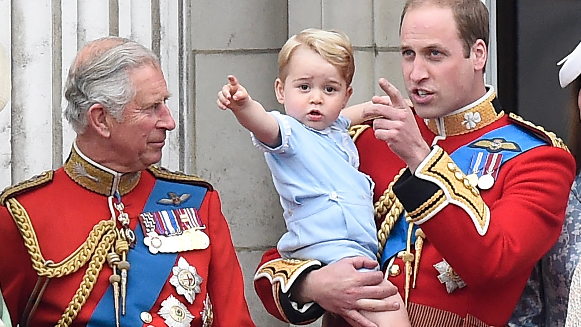 El Príncipe Carlos, su nieto el Príncipe Jorge y su hijo el Príncipe Guillermo, el Duque de Cambridge en el balcón del Palacio de Buckingham