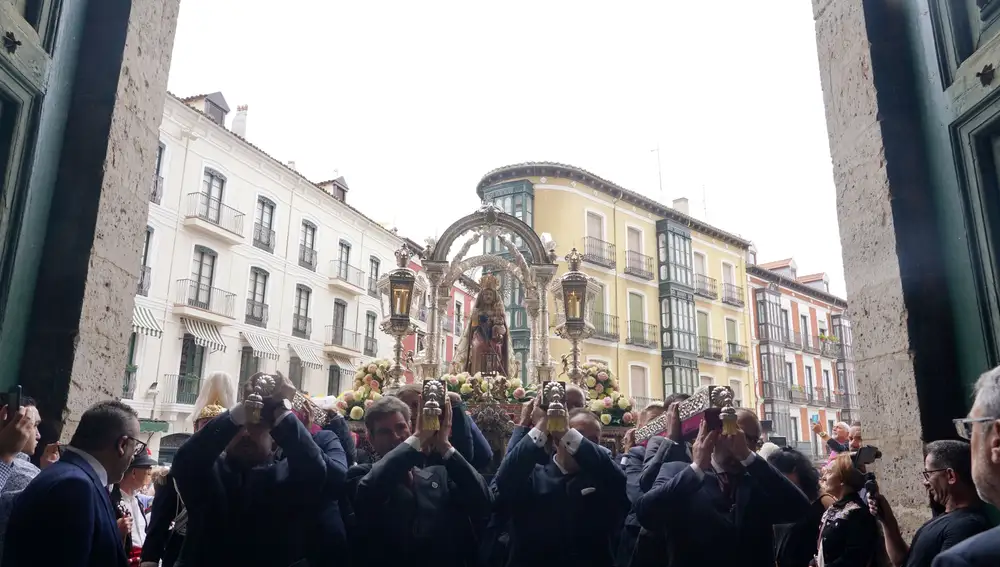 Entrada de la Virgen de San Lorenzo a la Catedral de Valladolid a hombros de los cofrades