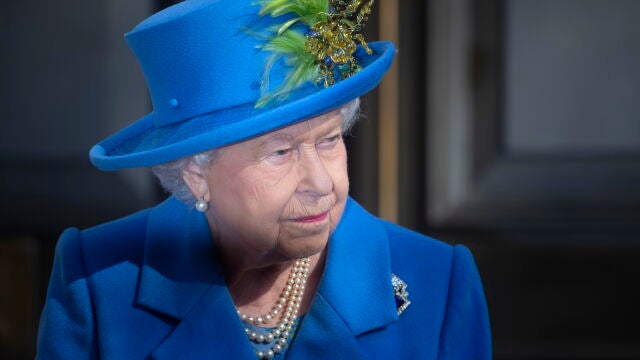 London (United Kingdom).- (FILE) - Britain's Queen Elizabeth II unveils a plaque during a visit at Watergate House to mark the centenary the United Kingdom's Intelligence, Security and Cyber Agency (GCHQ) in London, Britain, 14 February 2019 (reissued 08 September 2022). According to a statement issued by Buckingham Palace on 08 September 2022, Britain's Queen Elizabeth II has died at her Scottish estate, Balmoral Castle, on 08 September 2022. The 96-year-old Queen was the longest-reigning monarch in British history. (Reino Unido, Londres) EFE/EPA/FACUNDO ARRIZABALAGA *** Local Caption *** 54984370