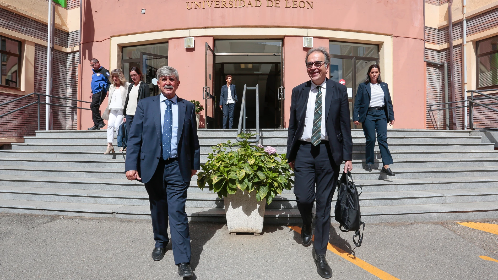 El ministro de Universidades, Joan Subirats, es recibido por el rector de la Universidad de León, Juan Francisco García Marín