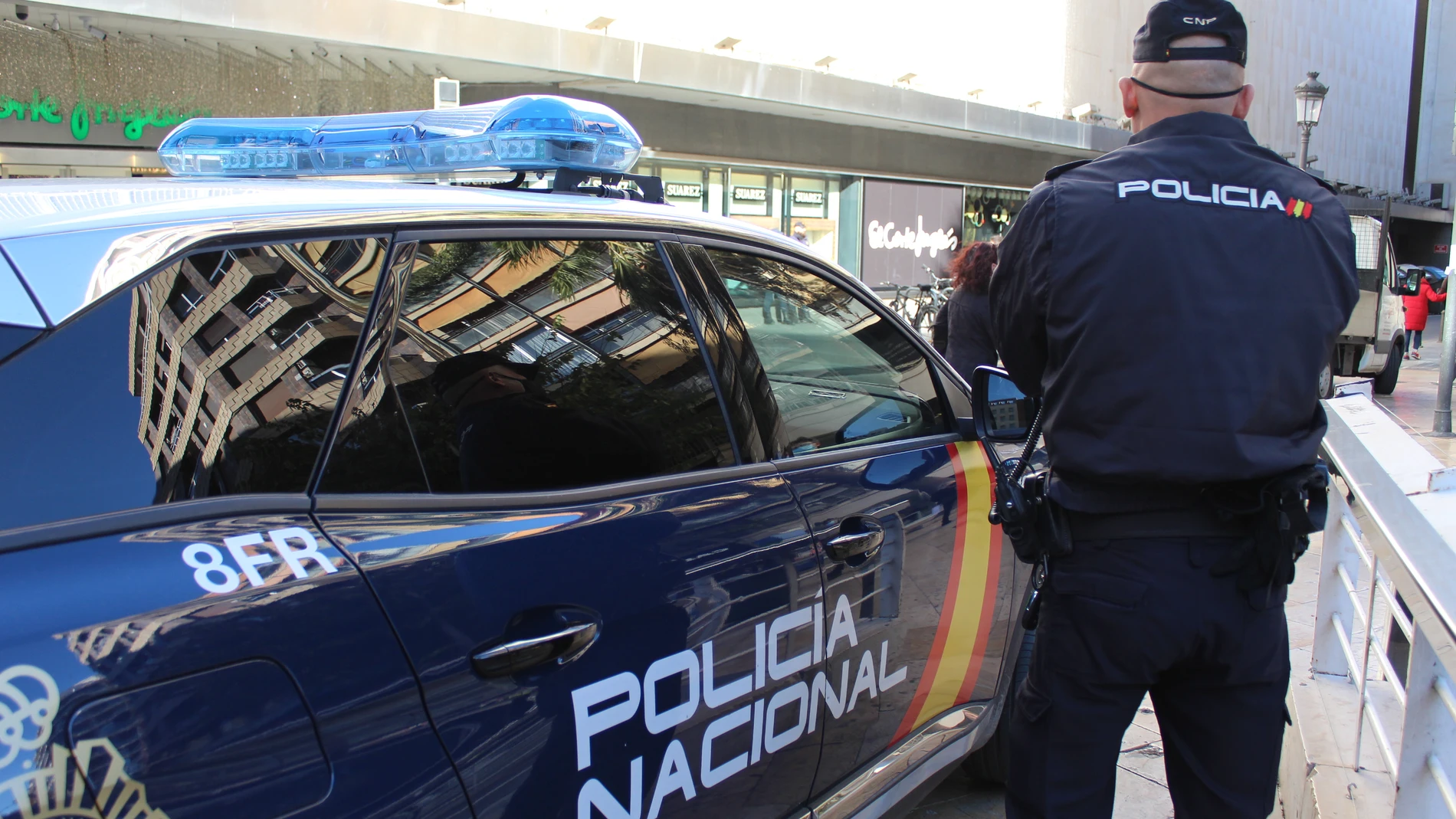Unidad de la Policía Nacional en la calle Colón