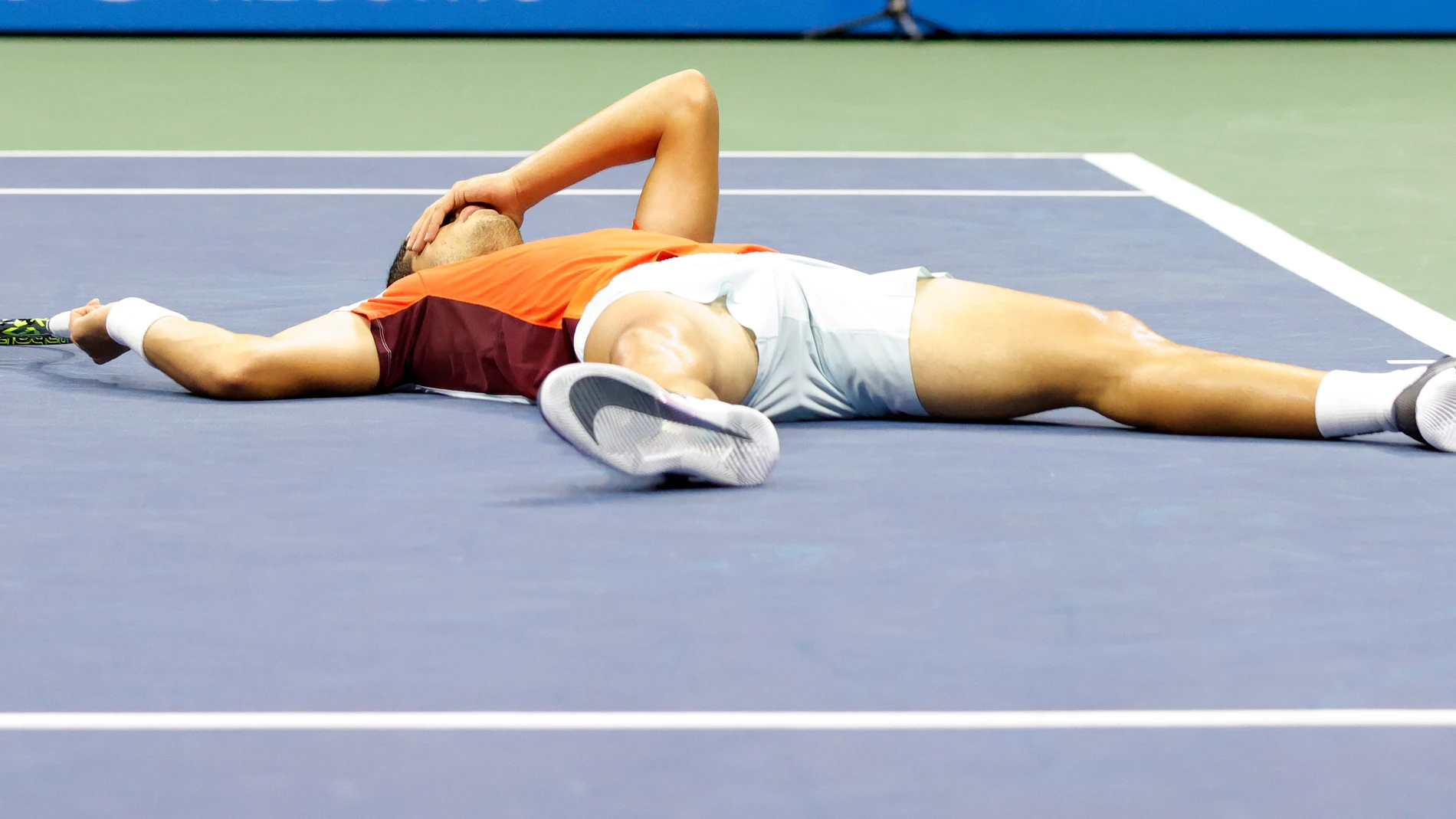 Alcaraz se desplomó en la central del US Open después de derrotar a Sinner