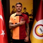 Mauro Icardi posa en su acto de bienvenida con las banderas del Galatasaray