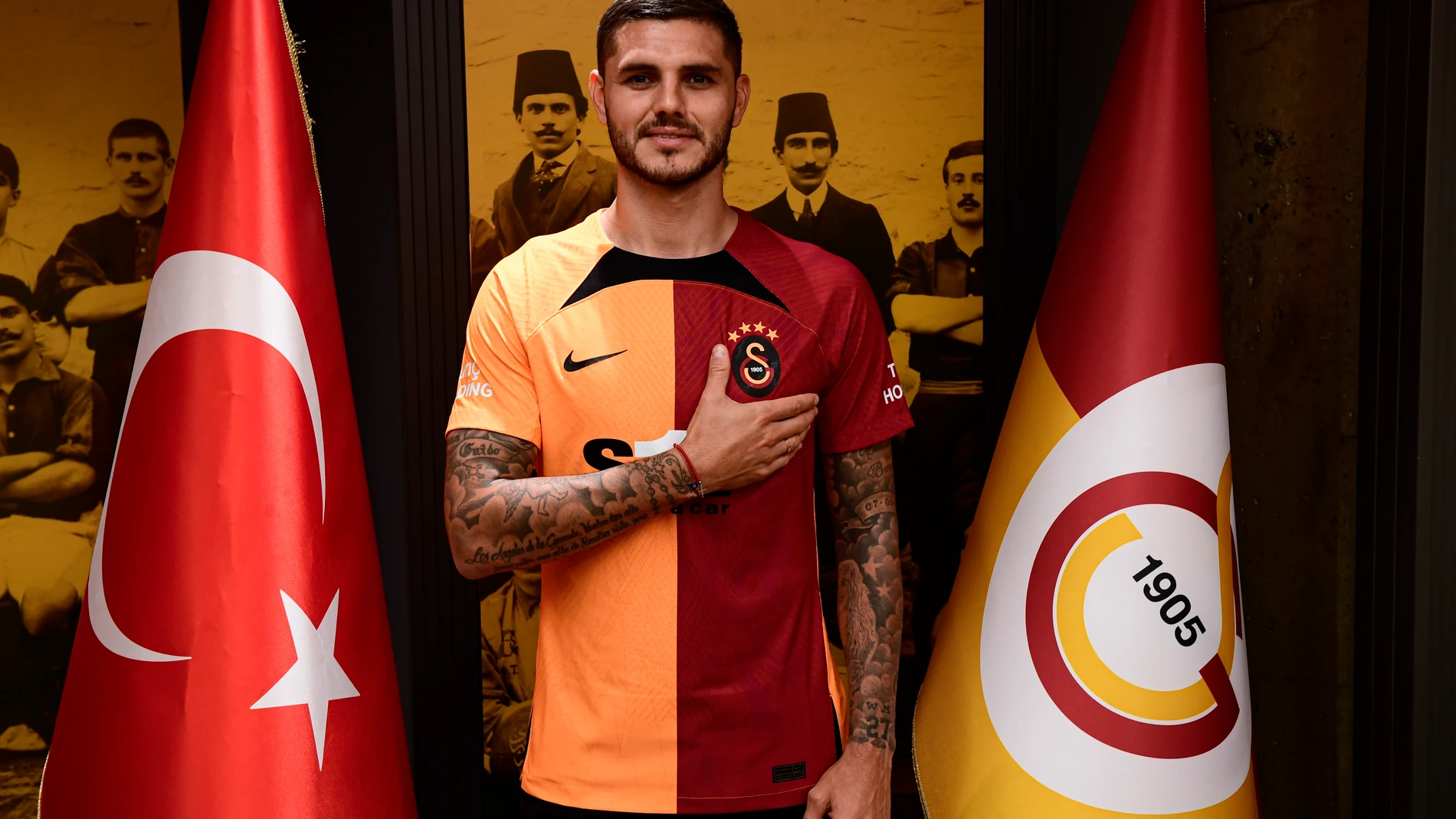Mauro Icardi posa en su acto de bienvenida con las banderas del Galatasaray