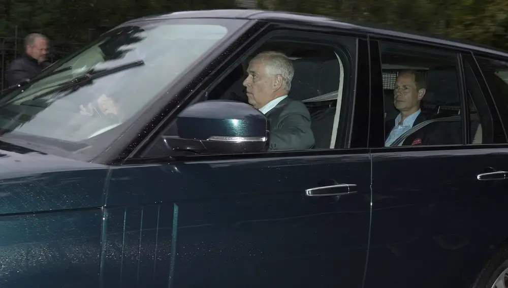 El príncipe William junto al príncipe Andrés, el príncipe Eduardo y su esposa, Sofía; a su llegada al Palacio de Balmoral