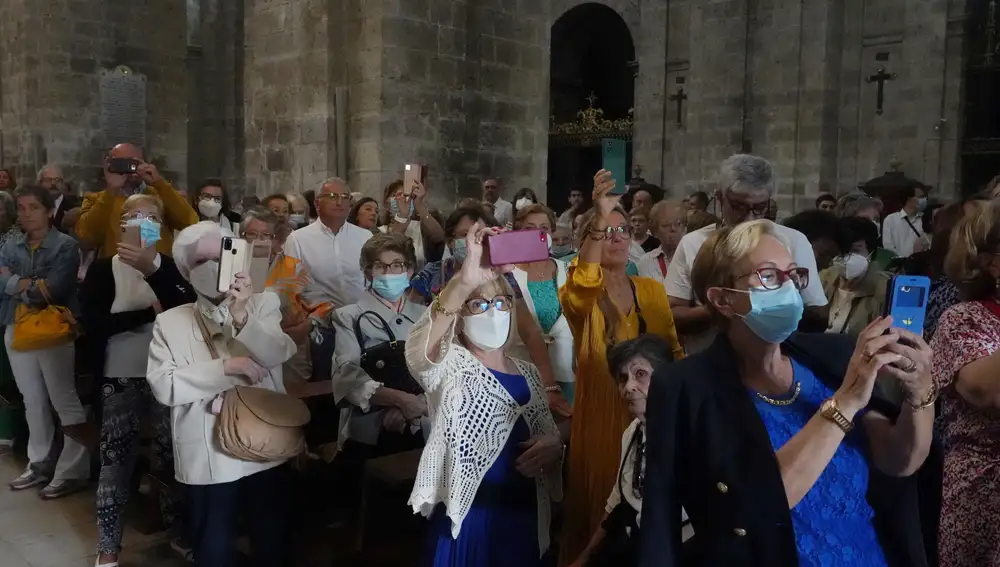 La catedral de Valladolid se quedó pequeña para seguir la Misa del arzobispo Luis Argüello en el día de la Virgen de San Lorenzo