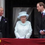 El príncipe Carlos, la reina Isabel II y el príncipe William, en un balcón del Palacio de Buckingham