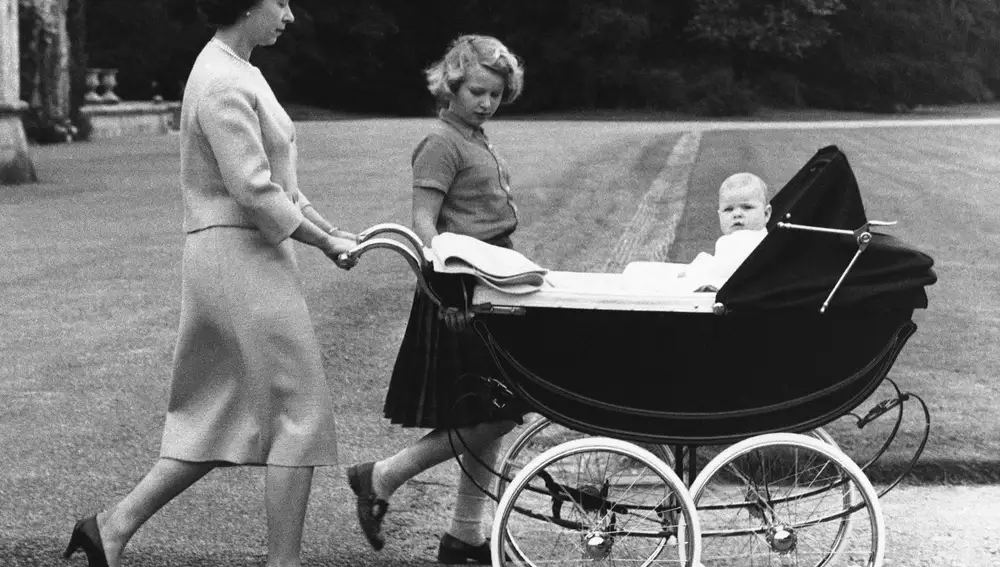 Isabel II pasea por los jardines de Balmoral con la princesa Ana y el pequeño príncipe Andrés