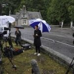 Periodistas en la entrada de Balmoral, residencia en Escocia de la reina Isabel II