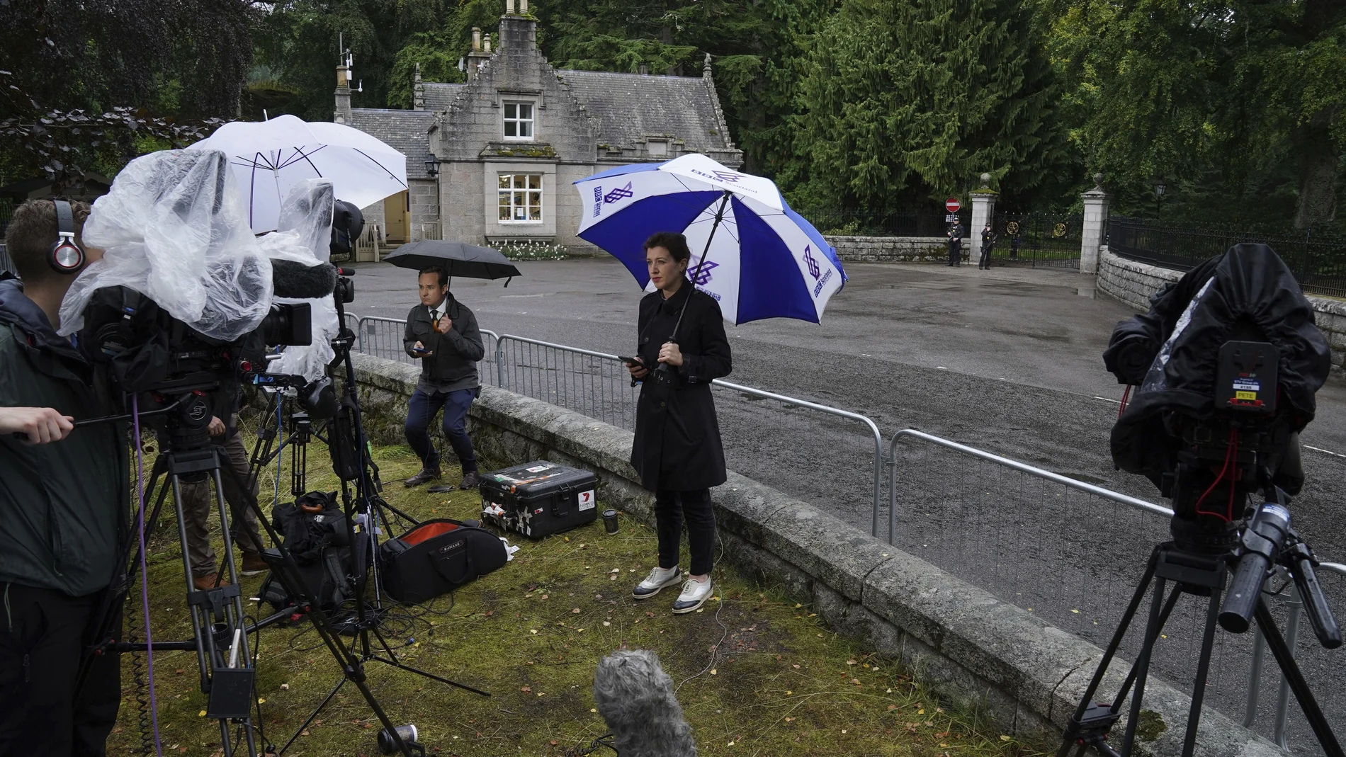 Periodistas en la entrada de Balmoral, residencia en Escocia de la reina Isabel II