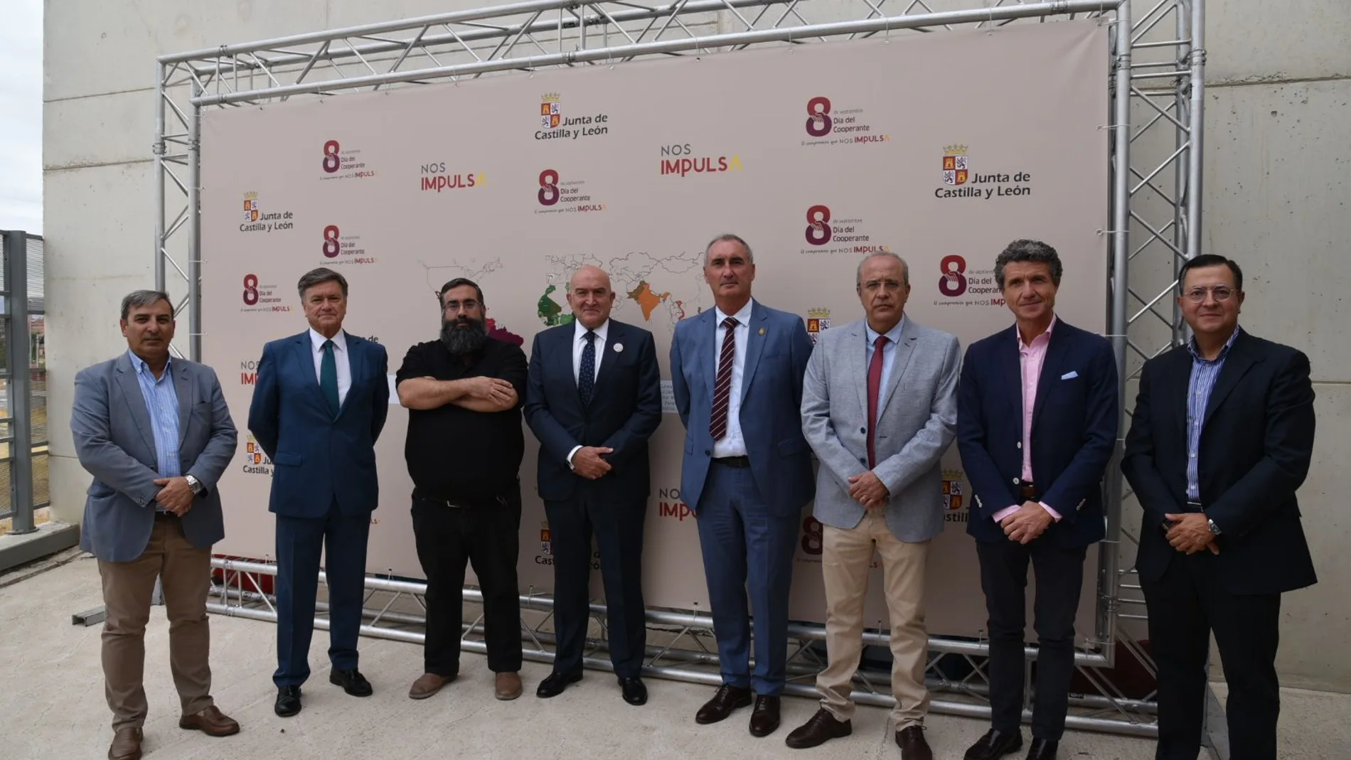 El consejero de la Presidencia, Jesús Julio Carnero, preside los actos del Día del Cooperante celebrados en Segovia, en la imagen junto al vicepresidente de las Cortes, Francisco Vázquez, entre otros